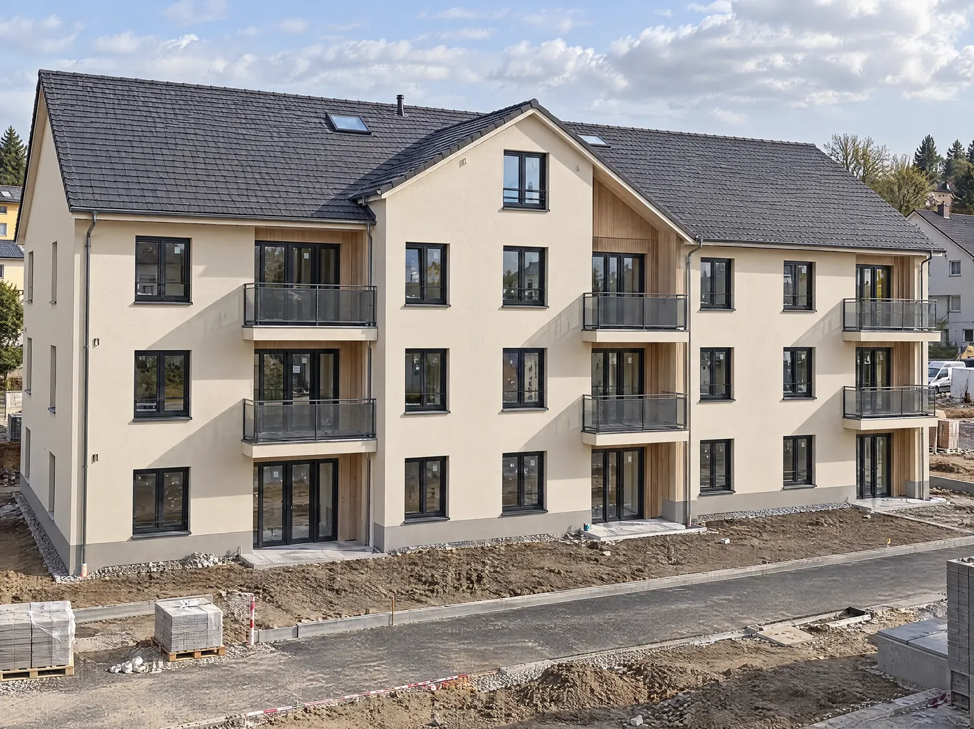 Immeuble neuf de quinze logements à Saint-Prex, façades et balcons achevés en fin de chantier