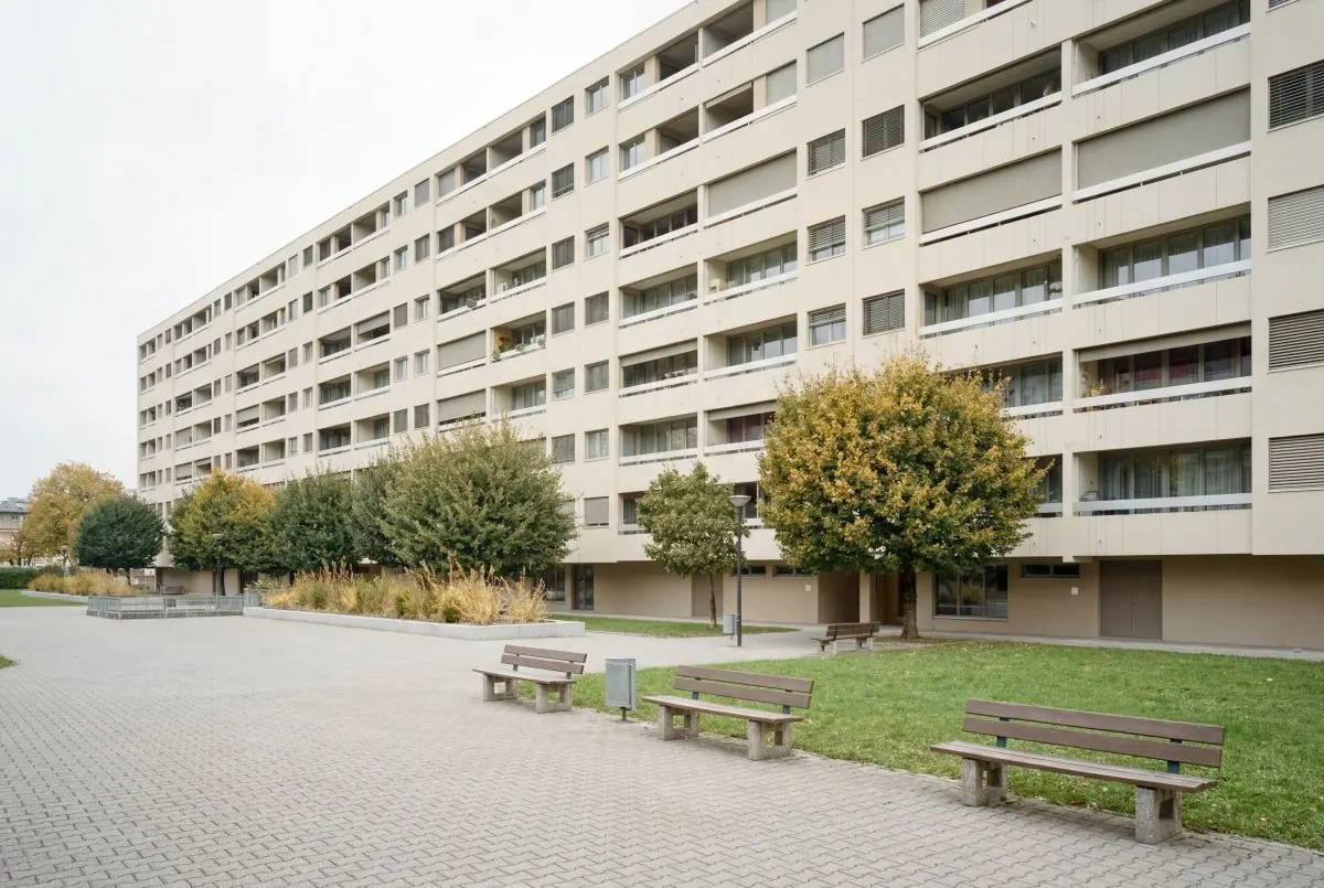 Long immeuble de logements avant sa rénovation énergétique